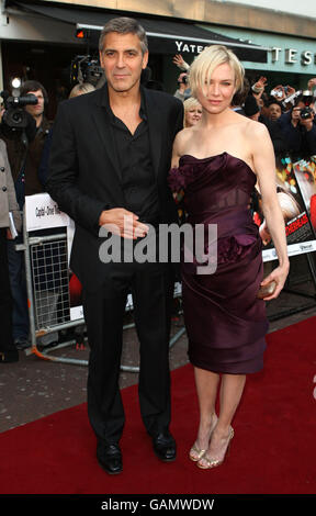 George Clooney et Renee Zellweger arrivent pour la première européenne du film Leatherheads à l'Odeon Leicester Square dans le centre de Londres. Banque D'Images