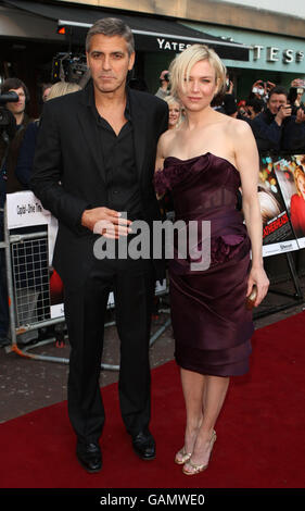 George Clooney et Renee Zellweger arrivent pour la première européenne du film Leatherheads à l'Odeon Leicester Square dans le centre de Londres. Banque D'Images
