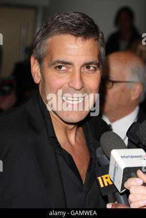 George Clooney arrive pour la première européenne de Leatherheads à l'Odeon Leicester Square dans le centre de Londres. Banque D'Images