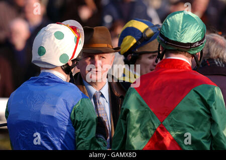 Courses hippiques - courses de Kempton. Jockeys dans le paddock de Kempton Park Banque D'Images