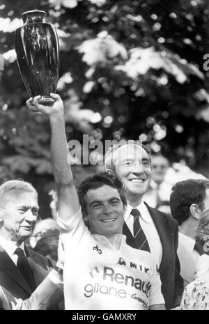 Cyclisme - 65e Tour de France - 22ème étape - St Germain en Laye à Paris champs Elysées.Bernard Hinault célèbre sur le podium à Paris après avoir remporté le Tour de France pour la première fois Banque D'Images