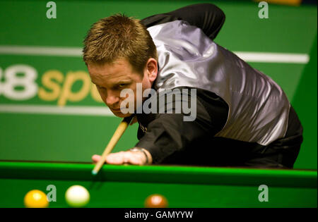 Joe Swail lors de son premier match contre Stephen Lee lors du Championnat du monde de Snooker 888.com au Crucible Theatre, Sheffield. Banque D'Images