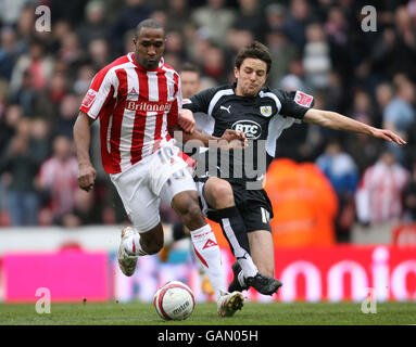 Ricardo Fuller de Stoke City et Cole Skuse de Bristol City se battent pour le ballon lors du match de championnat Coca-Cola au Britannia Stadium, Stoke. Banque D'Images