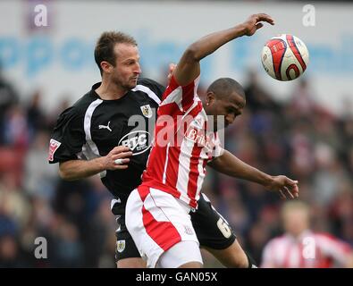 Football - Championnat de la ligue de football Coca-Cola - Stoke City / Bristol City - Britannia Stadium.Ricardo Fuller de Stoke City et Louis Carey de Bristol City lors du match de championnat Coca-Cola au stade Britannia, Stoke. Banque D'Images