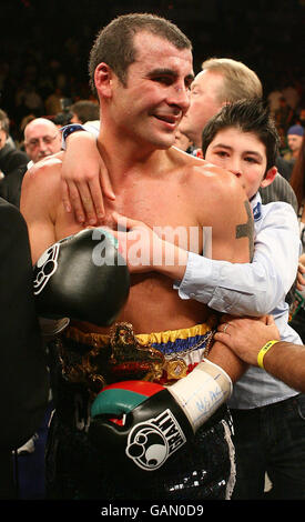 Joe Calzaghe, pays de Galles, célèbre sa victoire de points sur Bernard Hopkins avec son fils aîné Joseph après le titre Light-Heavyweight au Thomas & Mack Center, Las Vegas, États-Unis. Banque D'Images