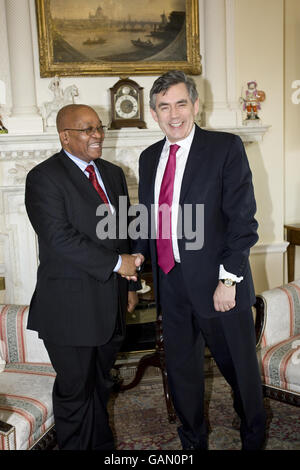 Jacob Zuma, président du Congrès national africain (ANC), rencontre le Premier ministre britannique Gordon Brown au 10 Downing Street à Londres. Banque D'Images