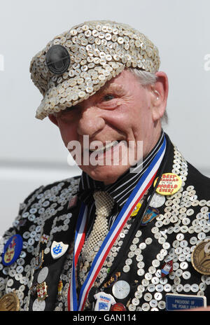 George Major, le roi de Peckham, à Trafalgar Square, à Londres, où Borough Market a déménagé pour marquer le jour de St George. Banque D'Images