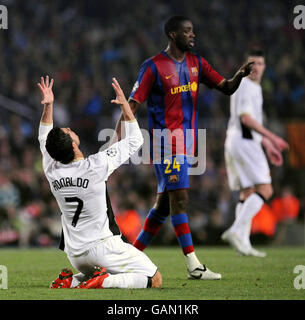 Cristiano Ronaldo de Manchester United garde les bras dans le désespoir après avoir inlassable appel à un foul lors du match de demi-finale de la première jambe de la Ligue des champions de l'UEFA au camp de Nou, à Barcelone, en Espagne. Banque D'Images