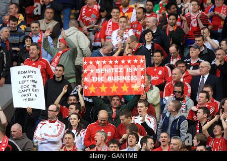 Football - UEFA Champions League - semi final - First Leg - Liverpool / Chelsea - Anfield. Les fans de Liverpool tiennent des banderoles dans les stands Banque D'Images