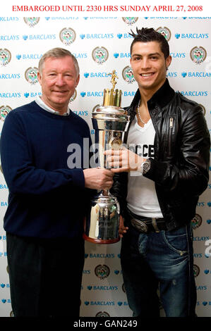 Alex Ferguson, directeur de Manchester United, et Cristiano Ronaldo, joueur de l'année, joueur de PFA, à Carrington, Manchester. Banque D'Images