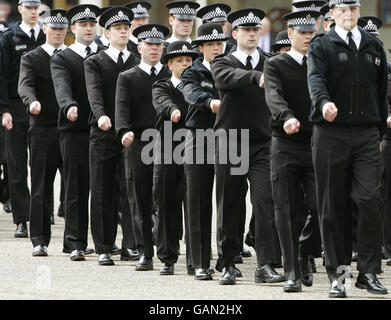 Un point de vue général au collège de police de Tulliallan montrant les derniers lot de nouvelles recrues lors de leur parade de départ Banque D'Images