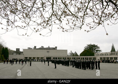 Un point de vue général au collège de police de Tulliallan montrant les derniers lot de nouvelles recrues lors de leur parade de départ Banque D'Images