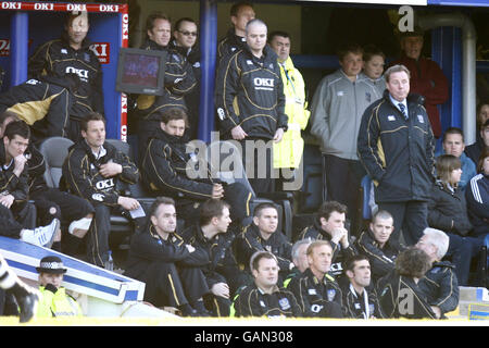 Harry Redknapp, le directeur de Portsmouth, est dans le dugout Banque D'Images