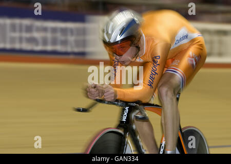 Jenning Huizenga des pays-Bas sur le chemin de la médaille d'argent dans la poursuite individuelle des hommes pendant les Championnats du monde de cyclisme sur piste au Vélodrome de Manchester, Manchester. Banque D'Images