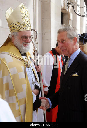 Le prince de Galles se mêle à l'archevêque de Canterbury Dr Rowan Williams, avant un service d'action de grâce pour le renouvellement de l'église Saint-Martin-dans-les-champs, place Trafalgar, centre de Londres. Banque D'Images