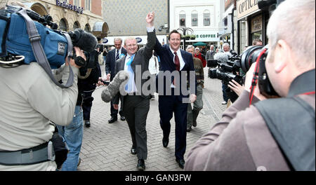 David Cameron avec Cllr Marcus Jones, lors de sa visite à Nuneaton aujourd'hui. Banque D'Images