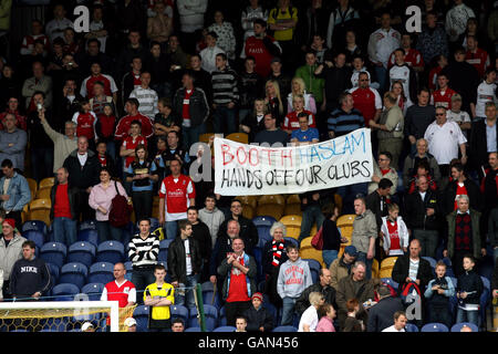 Football - Coca-Cola football League 2 - Mansfield Town / Rotherham United - Field Mill Ground.Les fans de Rotherham United tiennent une bannière dans les stands Banque D'Images