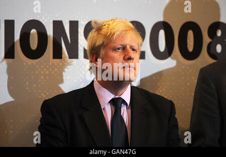 Le député conservateur Boris Johnson, photographié à l'hôtel de ville de Londres, où il a été élu maire de Londres, a plafonnant un jour catastrophique pour le Parti travailliste aux élections locales. Banque D'Images