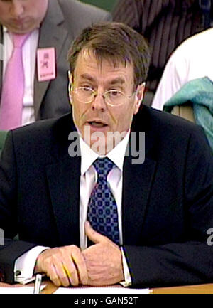 Le chef de la direction de la BAA, Colin Matthews, s'adresse au Comité des transports de la Chambre des communes à la Chambre des communes, à Londres. Banque D'Images