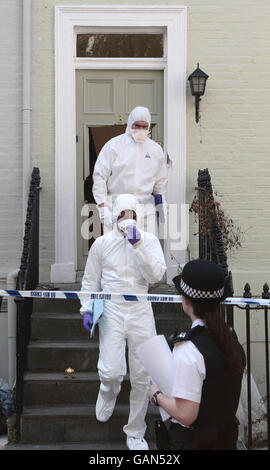 Les officiers de police judiciaire partent du numéro 3, Bywater Street, Londres, où un homme armé a été abattu par la police après une impasse. Banque D'Images