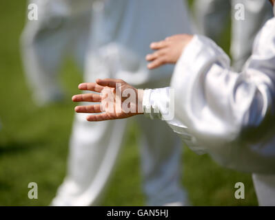 Main de maître d'arts martiaux Tai Chi au cours de l'exposition dans un parc public Banque D'Images