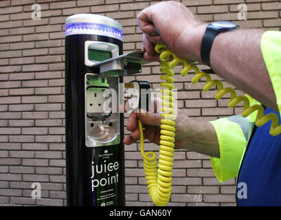 Un homme utilise un point de jus pour charger sa voiture électrique, dans le cadre du lancement par le Conseil municipal de Westminster du plus grand service de chargement de voiture électrique dans la rue au Royaume-Uni. Banque D'Images