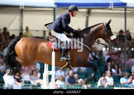 La circonscription de David McPherson en Grande-Bretagne Double Dutch participe au Grand Prix Royal Windsor au Royal Windsor Horse Show à Berkshire. Le spectacle équestre qui se trouve sur le terrain du château de Windsor a lieu du 8 mai au 11 mai. Banque D'Images