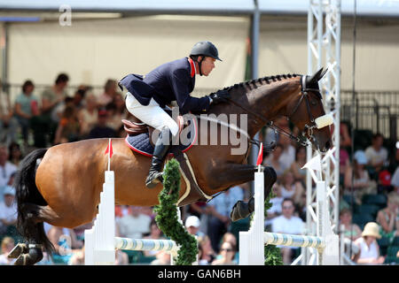 La circonscription de David McPherson en Grande-Bretagne Double Dutch participe au Grand Prix Royal Windsor au Royal Windsor Horse Show à Berkshire. Le spectacle équestre qui se trouve sur le terrain du château de Windsor a lieu du 8 mai au 11 mai. Banque D'Images