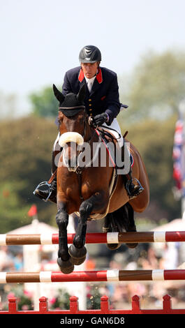 La circonscription de David McPherson en Grande-Bretagne Double Dutch participe au Grand Prix Royal Windsor au Royal Windsor Horse Show à Berkshire. Le spectacle équestre qui se trouve sur le terrain du château de Windsor a lieu du 8 mai au 11 mai. Banque D'Images