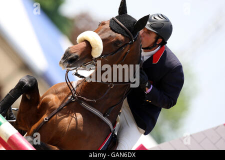 La circonscription de David McPherson en Grande-Bretagne Double Dutch participe au Grand Prix Royal Windsor au Royal Windsor Horse Show à Berkshire. Le spectacle équestre qui se trouve sur le terrain du château de Windsor a lieu du 8 mai au 11 mai. Banque D'Images