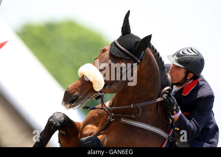 La circonscription de David McPherson en Grande-Bretagne Double Dutch participe au Grand Prix Royal Windsor au Royal Windsor Horse Show à Berkshire. Le spectacle équestre qui se trouve sur le terrain du château de Windsor a lieu du 8 mai au 11 mai. Banque D'Images