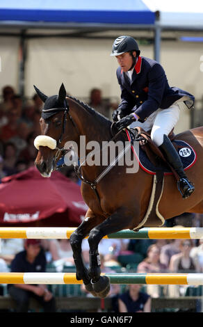 La circonscription de David McPherson en Grande-Bretagne Double Dutch participe au Grand Prix Royal Windsor au Royal Windsor Horse Show à Berkshire. Le spectacle équestre qui se trouve sur le terrain du château de Windsor a lieu du 8 mai au 11 mai. Banque D'Images