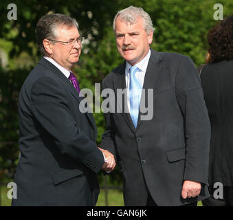 Le radiodiffuseur Joe Duffy (à gauche) et TD Finian McGrath assistent ce soir au service d'enlèvement funéraire de l'écrivain, journaliste et radiodiffuseur irlandais Nuala O'Faolain à l'église de la Nativité à Dublin. Banque D'Images