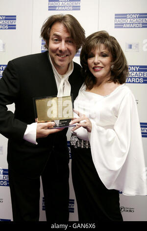 Jonathan Ross avec le Music radio Personality Award présenté par Joan Collins (à droite) lors des Sony radio Academy Awards au Grosvenor House Hotel dans le centre de Londres. Banque D'Images