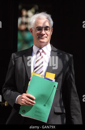 Le chancelier de l'Échiquier Alistair Darling arrive pour une réunion du Cabinet au 10 Downing Street à Londres. Banque D'Images