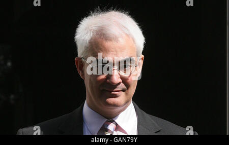 Le chancelier de l'Échiquier Alistair Darling arrive pour une réunion du Cabinet au 10 Downing Street à Londres. Banque D'Images