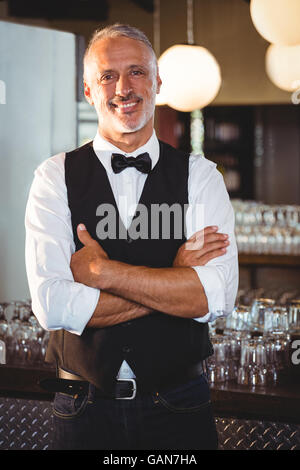 Portrait de barman standing with arms crossed Banque D'Images