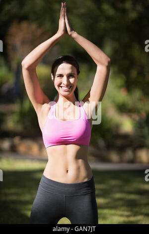 Woman practicing yoga Banque D'Images