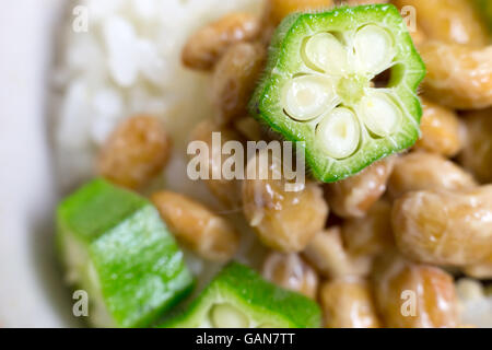 Gros plan de l'okra et du soja fermenté connu sous le nom de Natto au Japon. Aliments traditionnels japonais à base de soja. Banque D'Images