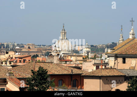 Voyage - vue sur la ville - Rome. Vue générale sur les toits de Rome Banque D'Images