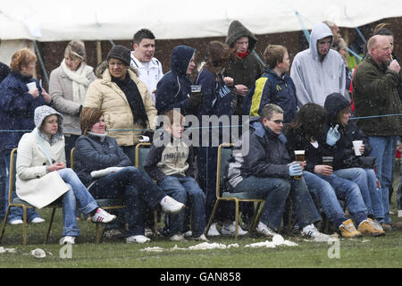 Football - Programme de football communautaire McDonald's - collecte de fonds Leighton United FC et ouverture d'un nouveau Club House - Leighton Unite....Les foules regardent le match Leighton United contre Arsenal ex Professional et Celebrity XI pendant la journée de collecte de fonds Banque D'Images