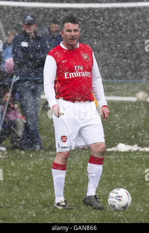 Football - Programme de football communautaire McDonald's - collecte de fonds Leighton United FC et ouverture d'un nouveau Club House - Leighton Unite....Action du match Leighton United contre Arsenal ex Professional et Celebrity XI lors de la journée de collecte de fonds Banque D'Images