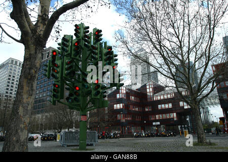 Vue générale de l'arbre des feux de circulation, près de Heron Quays, Londres. Banque D'Images