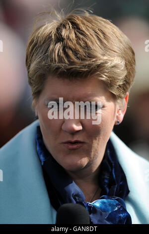 Courses hippiques - la grande rencontre nationale de John Smith en 2008 - Hippodrome d'Aintree. Clare Balding, présentateur de BBC Sport Banque D'Images