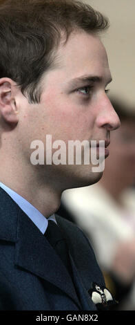 Le Prince William regarde les autres diplômés lorsqu'ils reçoivent leurs ailes de la RAF de son père, le Prince de Galles, lors d'une cérémonie qui s'est tenue à la RAF Cranwell dans le Lincolnshire. Banque D'Images