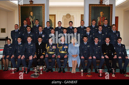 Le Prince William (rangée du milieu à droite), avec ses camarades diplômés, et son père le Prince de Galles et la duchesse de Cornwall (première rangée au centre), après la cérémonie de remise des diplômes à la RAF Cranwell où William a reçu ses ailes de RAF de son père. Banque D'Images