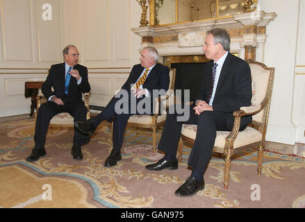 L'ancien Premier ministre britannique Tony Blair, à droite, avec le sénateur américain George Mitchell, a quitté le pays et le premier ministre irlandais sortant, Bertie Ahern, au centre, lors d'une réunion au château de Dublin qui fait partie d'une série d'événements marquant le 10e anniversaire de l'Accord du Vendredi Saint. Banque D'Images