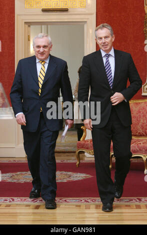 L'ancien Premier ministre britannique Tony Blair à droite, avec le premier ministre irlandais sortant Bertie Ahern, est parti, lors d'une réunion au château de Dublin qui fait partie d'une série d'événements marquant le 10e anniversaire de l'Accord du Vendredi Saint. Banque D'Images