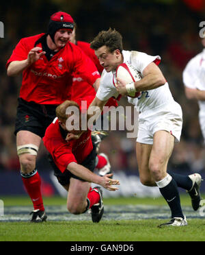 Rugby Union - le championnat RBS six Nations - pays de Galles / Angleterre.En Angleterre, Dan Luger est attaqué par Gareth Thomas et Martyn Williams au pays de Galles Banque D'Images