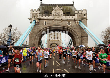 Les coureurs traversent le Tower Bridge lors du marathon de Londres 2008. Banque D'Images